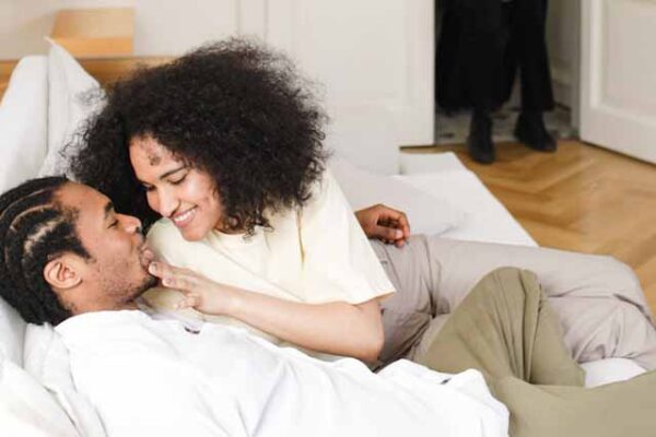 Nằm mơ thấy bị bắt gặp ngoại tình